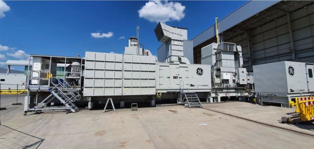 항공 파생형 천연 가스 터빈 LM2500XPRESS가 제공하는 보충 전력을 활용하여 재생 에너지 발전을 활용할 수 있는 대규모 데이터 센터에 대한 엔지니어의 렌더링. GE 버노바