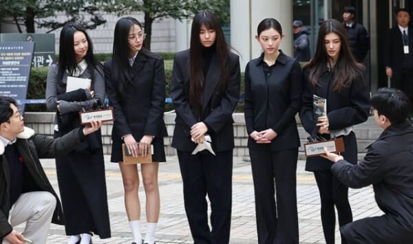 걸그룹 뉴진스(NJZ)가 3월7일 서울 서초구 서울중앙지방법원에서 열린 '기획사 지위보전 및 광고계약 체결 등 금지' 가처분 신청의 심문기일을 마친 뒤 법원 청사를 나서며 취재진 질문에 답하고 있다. 연합뉴스