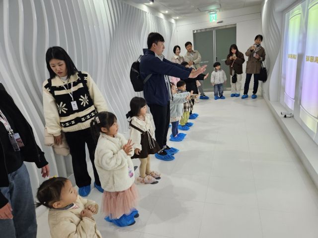 서울우유 신공장을 방문한 양주소방서 직원과 가족들이 우유 생산과정을 견학하고 있다. 양주소방서 제공