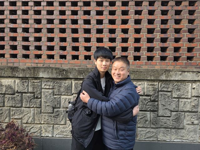 2026학년도 대학수학능력시험(수능)이 종료된 13일 오후 효원고등학교에서 나온 유병현, 유영재 부자가 포옹하고 있다. 오종민기자