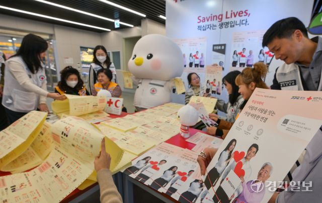 13일 수원특례시 권선구 대한적십자사 경기도지사에서 직원들이 내달 1일부터 시작되는 적십자회비 집중모금 기간을 앞두고 지로용지를 정리하고 있다. 윤원규기자