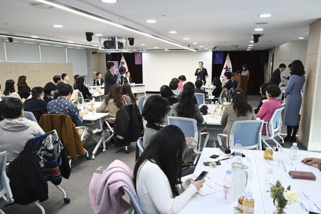 유치원, 어린이집 운영자들이 한국사회보장정보원 강사로부터 유보통합 비용 지원구조 일원화 시스템에 대한 설명을 듣고 있다. 양주시 제공