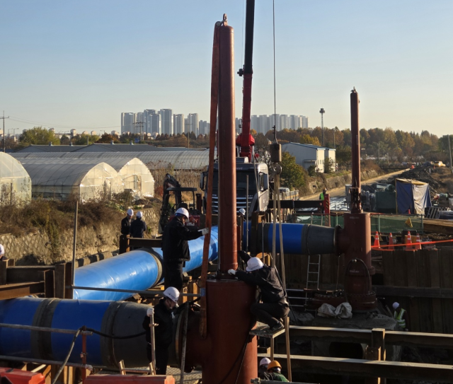 한국수자원공사가 14일 오전 6시30분께 파손된 고양시 일산서구 덕이동 광역상수도관 복구 공사를 하고 있다. 한국수자원공사 제공