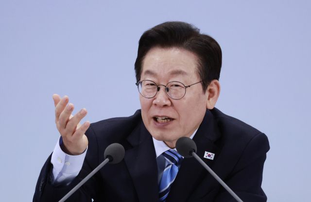 이재명 대통령이 14일 경기 파주시 라이브러리스테이 지지향에서 열린 '경기 북부의 마음을 듣다' 타운홀 미팅 간담회에서 발언하고 있다. 연합뉴스