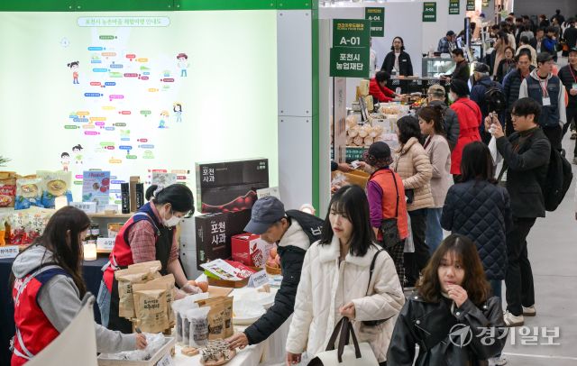14일 오후 수원메쎄에서 열린 '2025 코리아푸드페어'를 찾은 관람객들이 각종 특산물을 구경하고 있다. 대한민국지방신문협의회 주최로 전국 각지의 특산물을 만날 수 있는 이번 행사는 오는 16일까지 진행된다. 윤원규기자