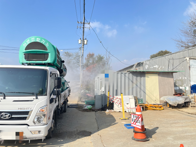 14일 오전 평택 청북읍 한 산란계 농장에서 고병원성 조류인플루엔자(AI) 의심 신고가 접수돼 시가 방역을 진행하고 있다. 평택시 제공