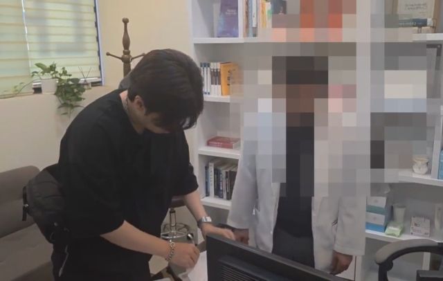 병원 압수수색하는 경찰. 연합뉴스