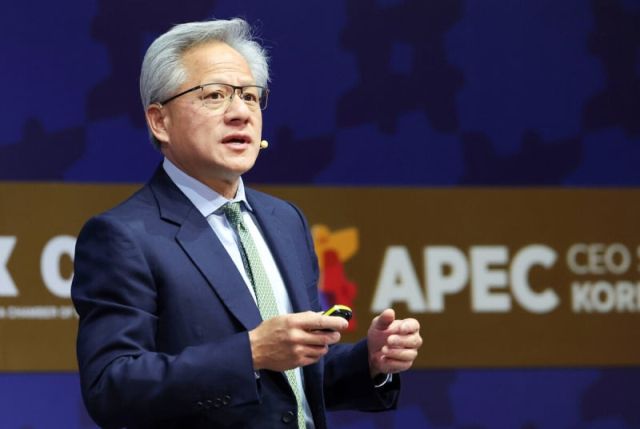 ▲젠슨 황 엔비디아 최고경영자(CEO)가 31일 경북 경주 예술의전당에서 열린 아시아태평양경제협력체(APEC) 최고경영자(CEO) 서밋에서 특별세션 기조연설을 하고 있다. APEC 2025 KOREA 공동취재단 제공