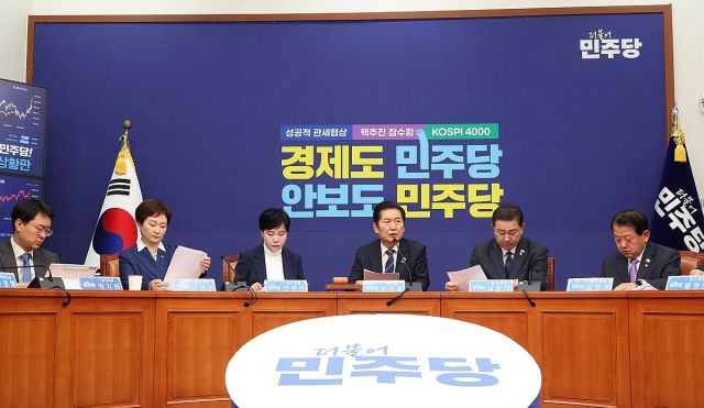 불어민주당 정청래 대표가 12일 국회에서 열린 최고위원회의에서 발언하고 있다. 연합뉴스