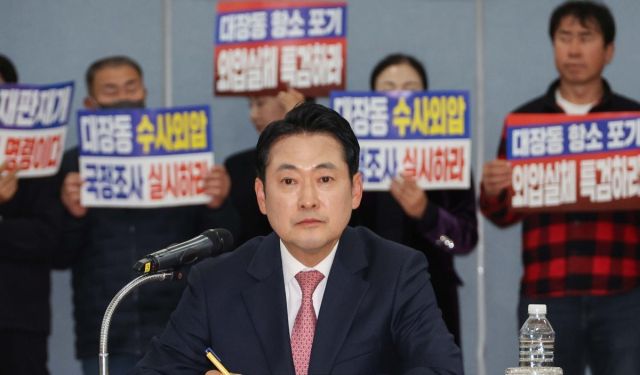 국민의힘 장동혁 대표가 14일 성남시 분당구 성남도시개발공사에서 열린 '대장동 개발비리 항소 포기 규탄 현장간담회'에서 공사 관계자의 발언을 경청하고 있다. 연합뉴스