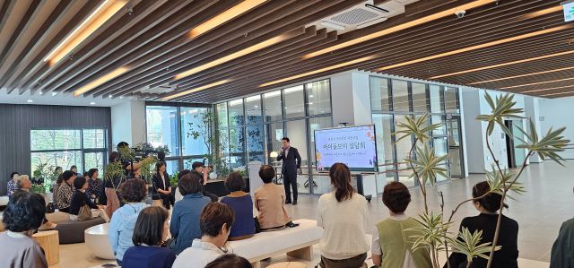 백영현 포천시장이 새롭게 개관을 앞둔 포천시가족센터 1층 로비에서 시민들과 만나 가족의 중요성을 강조하며, “가족센터가 포천시민에게 행복을 배달하는 공간이 되길 바란다”고 말하고 있다. 손지영기자