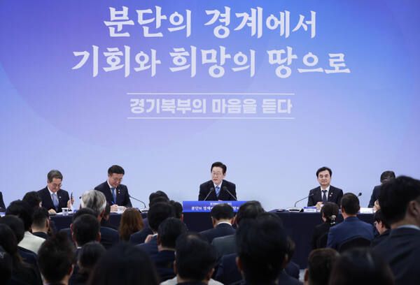 이재명 대통령이 14일 경기 파주시에서 열린 '경기 북부의 마음을 듣다' 타운홀 미팅 간담회에서 발언하고 있다. 연합뉴스