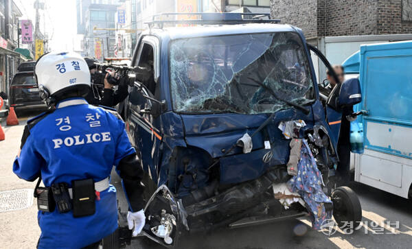 13일 부천 오정구 원종동 제일시장에서 A 씨가 몰던 1톤 트럭이 돌진하는 사고가 발생했다. 사진은 이날 사고 현장의 모습. 조병석기자