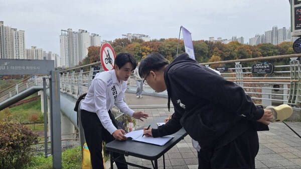 파주시 여성청소년 생리용품보편지원추진본부가 파주시의 경기도 여성청소년 생리용품 보편지원사업 참여를 촉구하는 서명운동을 펼치고 있다. 파주시 여성청소년 생리용품보편지원추진본부 제공