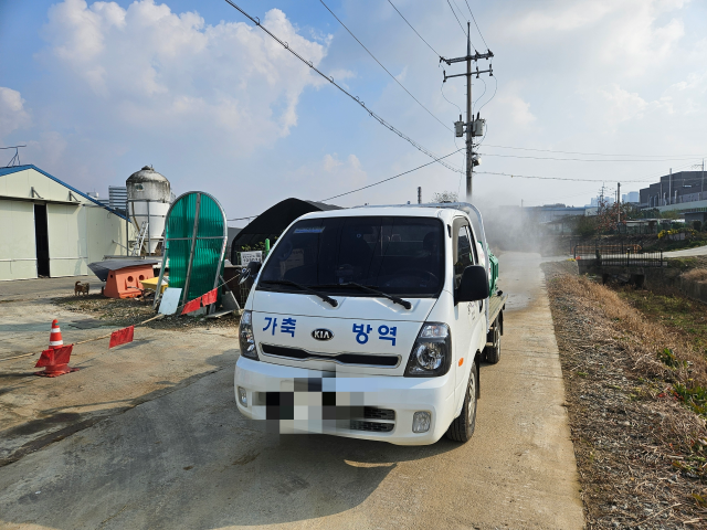 14일 오전 평택 청북읍 한 산란계 농장에서 고병원성 조류인플루엔자(AI) 의심 신고가 접수돼 시가 방역을 진행하고 있다. 평택시 제공