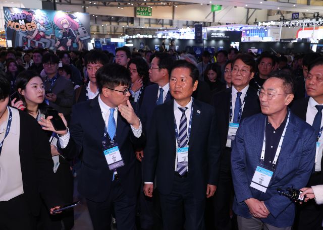 더불어민주당 정청래 대표가 14일 오후 부산 해운대구 벡스코에서 열리고 있는 국제게임전시회 지스타2025를 찾아 전시장을 둘러보고 있다. 연합뉴스