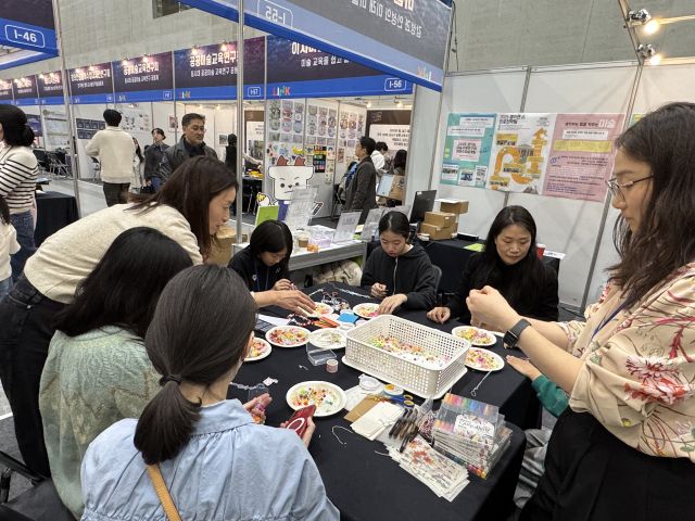 경기도미술교육연구회가 15일 수원컨벤션센터 1층 전시홀에서 열리는 ‘경기교육연구 페스타 2025’에 참가했다. 경기도미술교육연구회 제공