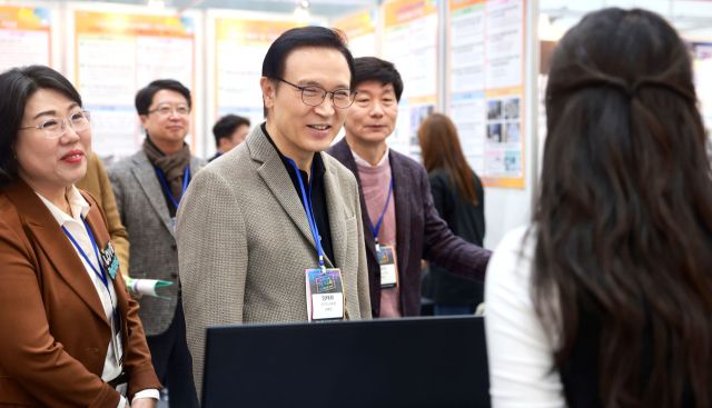 임태희 경기도교육감이 ‘경기교육연구 페스타 2025’ 현장을 둘러보고 있다. 경기도교육청 제공