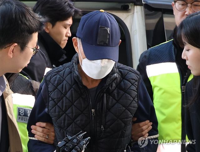 지난 13일 부천시 오정구 원종동 제일시장에서 돌진 사고를 내 2명을 숨지게 하고 19명을 다치게 한 60대 트럭 운전자가 15일 오후 구속 전 피의자 심문(영장실질심사)이 열리는 인천지법에 들어서고 있다. 연합뉴스