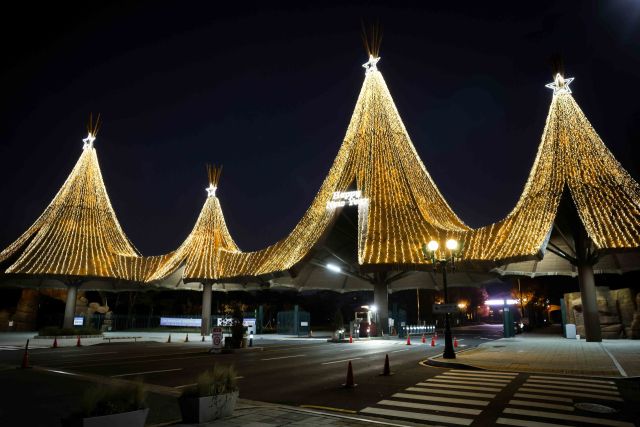 황금빛으로 물든 경마장 정문. 한국마사회 제공