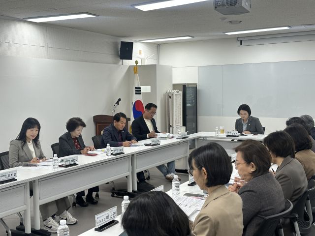 안양시의회 보사환경위원회 집행기관 현안사항 간담회에 참여한 위원들이 현안을 논의하고 있다. 안양시의회 제공.