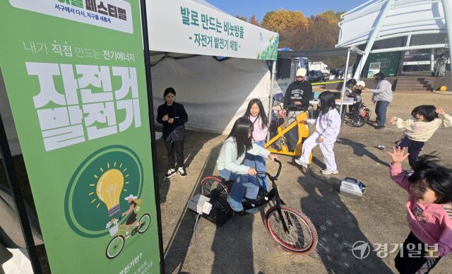 15일 오후 학생들이 ‘2025 인천서구 업사이클 페스티벌’에서 재활용 체험 프로그램에 참여하고 있다. 조병석기자