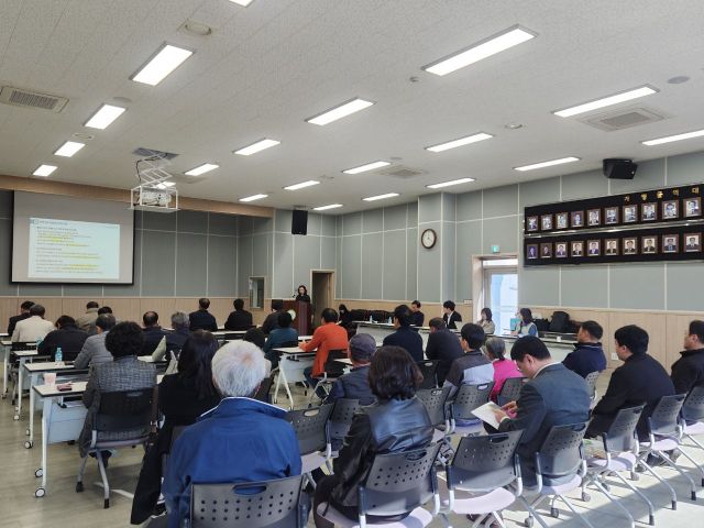 최근 가평군 설악면 행정복지센터 회의실에서 열린 ‘농어촌버스 노선개편 설명회’에서 주민들이 군청 직원으로부터 브리핑을 받고 있다. 가평군 제공