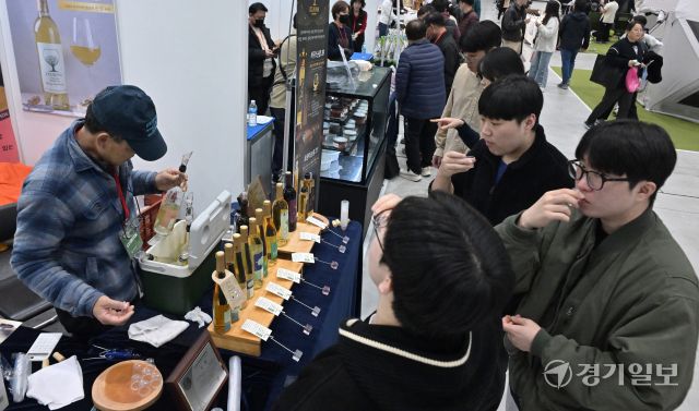 15일 ‘2025 코리아푸드페어(구 대한민국 명품특산물 페스티벌)’ 현장. 와인 시음 이벤트가 한창인 부스에서 관람객들이 와인을 음미하고 있다. 홍기웅기자