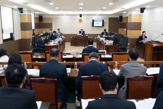 인천시의회 건설교통위원회가 지난 14일 건설교통위원회 회의실에서 해양항공국 소관 업무에 대한 2025년도 행정사무감사를 하고 있다. 인천시의회 제공