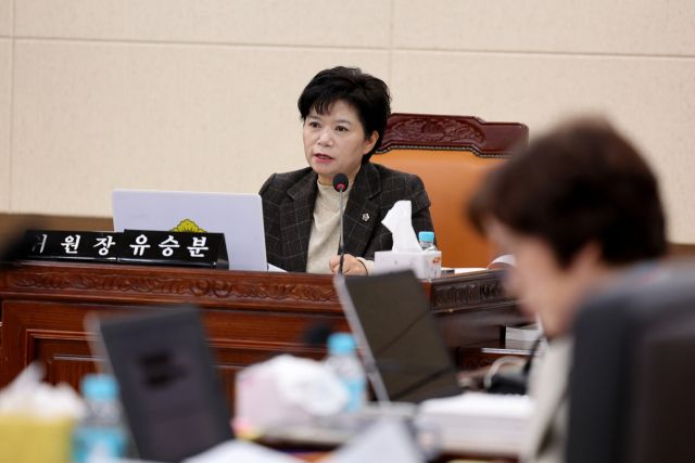 유승분 시의원(국민의힘·연수3)이 지난 14일 열린 인천인재평생교육진흥원 행정사무감사에서 이윤호 원장의 부실한 답변 등에 대한 비판을 하고 있다. 인천시의회 제공