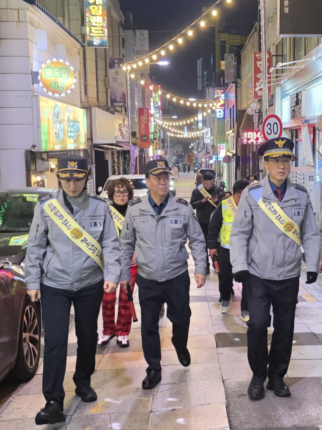 양수진 인천 중부경찰서장(오른쪽)이 최근 대학수학능력시험 이후 청소년의 일탈 등을 사전 예방하기 위해 청소년 선도·보호 활동을 하고 있다. 중부경찰서 제공