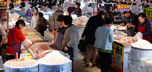 본격적인 김장철을 맞아 16일 인천 남동구 소래포구 전통어시장을 찾은 시민들이 김장용 젓갈을 구입하고 있다. 연합뉴스