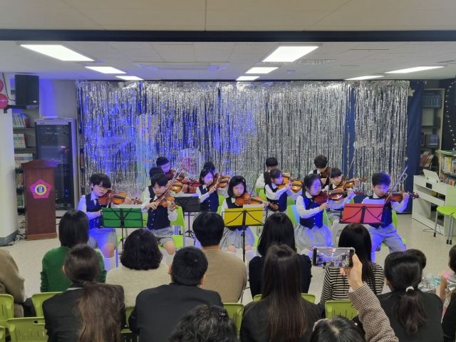 팔탄초 대방분교장 학생들이 지난 14일 교육활동 발표회에서 바이올린을 연주하고 있다. 팔탄초 대방분교장 제공.