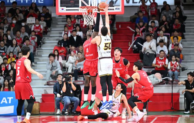 안양 정관장의 조니 오브라이언트가 16일 안양 정관장 아레나에서 열린 ‘2025~2026 LG전자 프로농구’ 창원 LG전에서 아셈 마레이의 슛을 막아내고 있다. KBL 제공