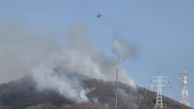 불곡산에서 발생한 산불로 연기가 피어오르는 모습. 연합뉴스