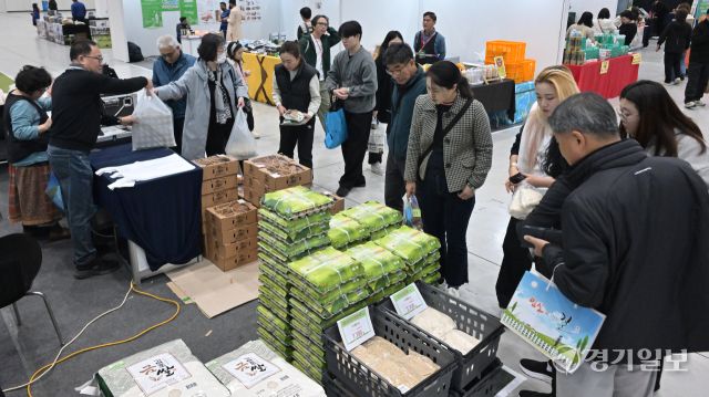 14일 김포시 ‘엘리트농부 로컬푸드’ 부스 앞으로 모여든 박람회 관람객들이 채소를 구경하고 있다. 윤원규기자