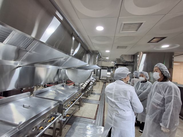 김은정 이천교육지원청 교육장이 학교급식 위생 및 안전관리 강화를 위해 신하초를 방문해 점검하고 있다. 이천교육지원청 제공