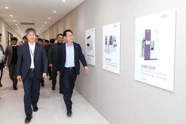 15일 정명근 화성특례시장(오른쪽)이 ASM을 방문해 현장을 둘러보고 있다. 화성특례시 제공