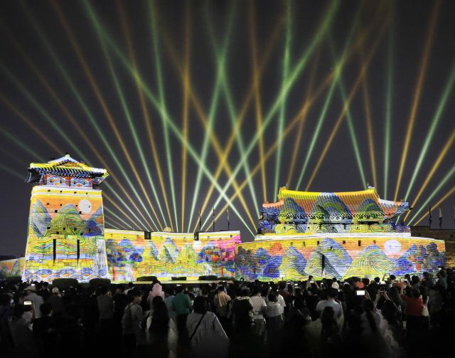 제8회 수원화성전국사진공모전에서 금상을 수상한 노소남의 ‘미디어 아트쑈’. 한국사진작가협회 제공