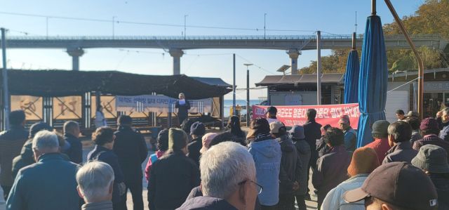 인천 옹진군 덕적면 주민들이 최근 진리항에서 인천해수청의 나래호 운항 중단 방침 철회를 촉구하는 집회를 하고 있다. 옹진군 제공