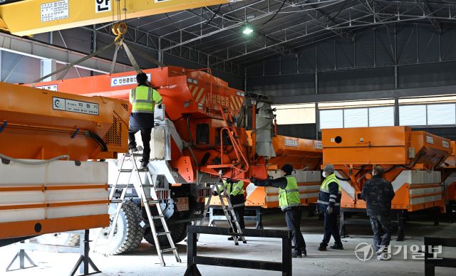 17일 인천 서구에 위치한 인천시 종합건설본부 원창동 제설장비자재창고에서 관계자들이 차량에 제설제 살포기를 설치하고 있다.조병석기자