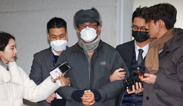 '12·3 비상계엄' 기획에 관여한 혐의로 구속된 노상원 전 국군정보사령관이 2024년 12월24일 은평구 서울서부경찰서에서 검찰로 송치되고 있다. 연합뉴스