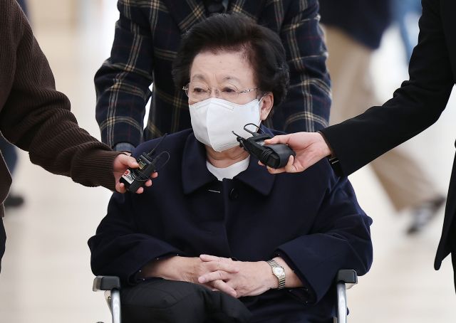 휠체어를 탄 이배용 전 국가교육위원장이 13일 서울 광화문 KT 빌딩에 마련된 김건희특검 사무실로 재출석하고 있다. 연합뉴스