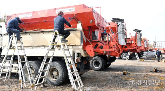 17일 인천 서구에 위치한 인천시 종합건설본부 원창동 제설장비자재창고에서 관계자들이 차량에 제설제 살포기를 설치하고 있다.조병석기자