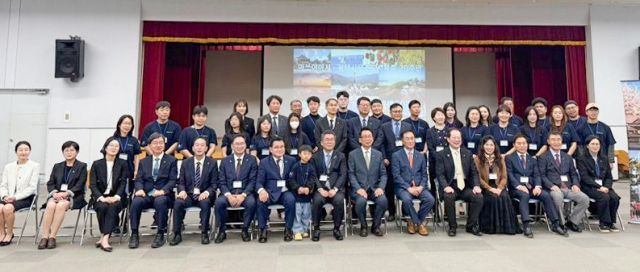 평택시가 최근 일본 마쓰야마시와 우호 교류 20주년을 맞아 마쓰야마시를 방문, 정장선 시장을 비롯한 양 도시 관계자들이 기념 촬영을 하고 있다. 평택시 제공