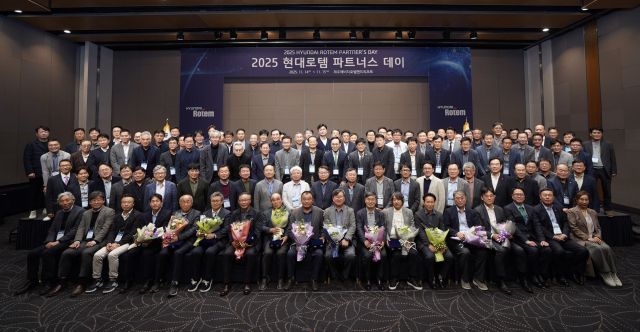 제주 서귀포시 해비치 호텔앤드리조트에서에서 열린 ‘2025 현대로템 파트너스 데이’에서 이용배 현대로템 대표이사 사장(셋째줄 왼쪽 열세번째)과 이정엽 부사장, 김두홍 재경본부장 등 현대로템 주요 임원들이 협력업체 대표들과 기념촬영을 하고 있다. 현대로템 제공