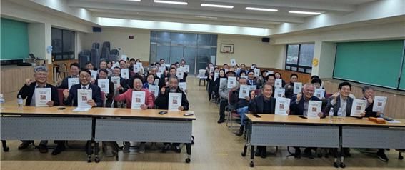 17일 인천YMCA 강당에서 열린 ‘제1차 인천시민주권포럼’ 참석자들이 포럼에 앞서 기념사진을 촬영하고 있다. 인천시민주권포럼 준비위원회 제공