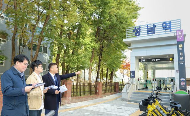 ‘의왕시에서 광명역과 분당·판교로 가는 광역버스 노선 신설 추진 방안을 연구하는 의원 모임’의 한채훈 대표의원(오른쪽 부터)과 박현호, 서창수 의원 등은 최종보고회에 앞서 성남시의 광역버스와 GTX 환승 체계 벤치마킹과 의왕시에 도입할만한 정책을 검토하기 위해 직접 현장 조사를 실시했다. 의왕시의회 제공