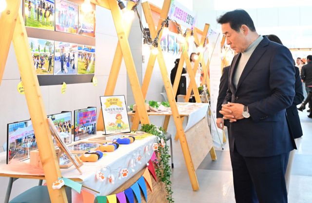 백영현 시장이 지역공동체 성과공유회에서 각 단체마다 공유한 성과물을 꼼꼼히 살피고 있다. 포천시 제공