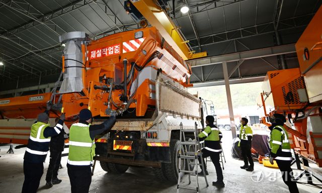 17일 인천 서구에 위치한 인천시 종합건설본부 원창동 제설장비자재창고에서 관계자들이 차량에 제설제 살포기를 설치하고 있다.조병석기자